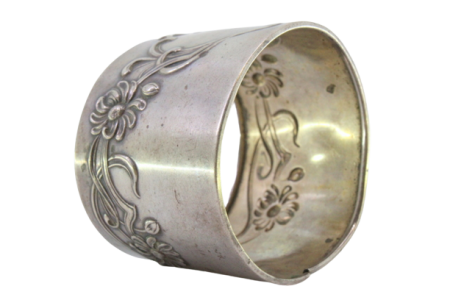  Argola de guardanapo em prata com motivos florais relevados envolvendo cartela para monograma.